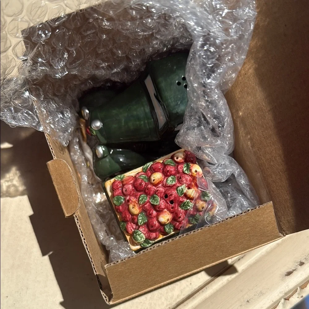 Ceramic vintage Apple Truck Salt & gift‎ Pepper Shaker Set in original box